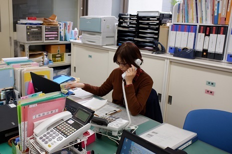 ご利用者様に電話をかける様子